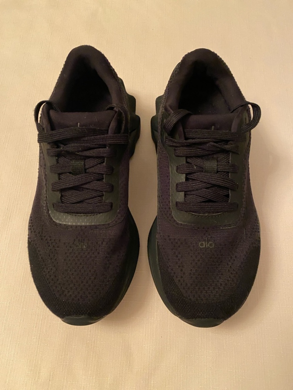 ALO Yoga Runner Sneakers. Unisex Style